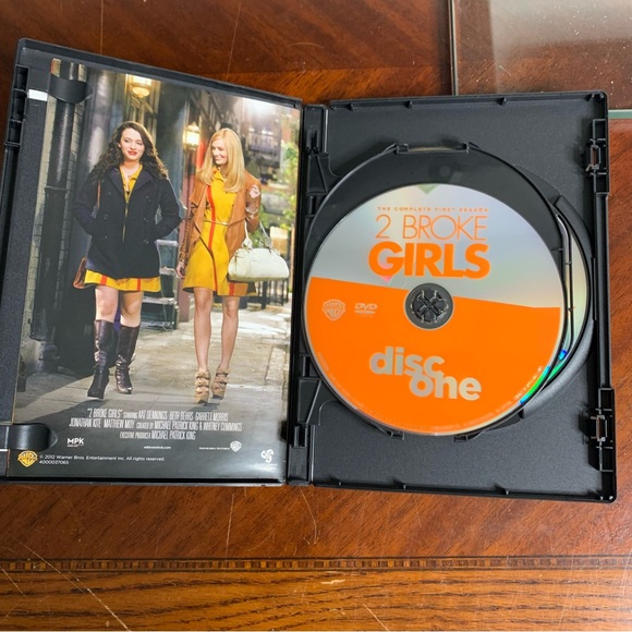 Two Broke Girls Television Series Season One DVD Set - Picture 4 of 5